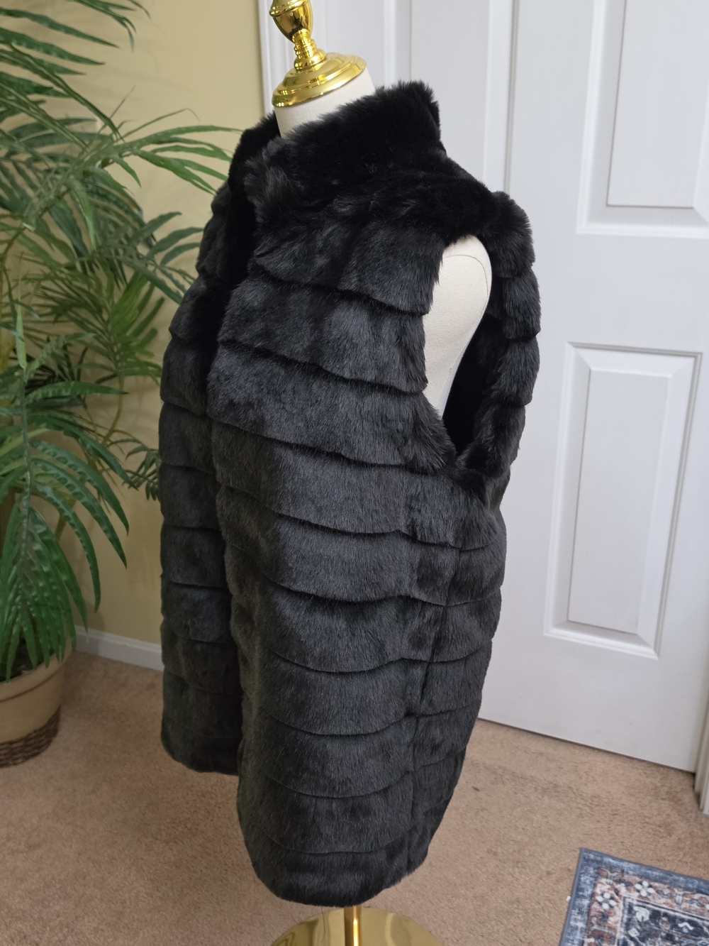 Talbots Faux Fur Vest in Black Size Medium Like New - Picture 2 of 10